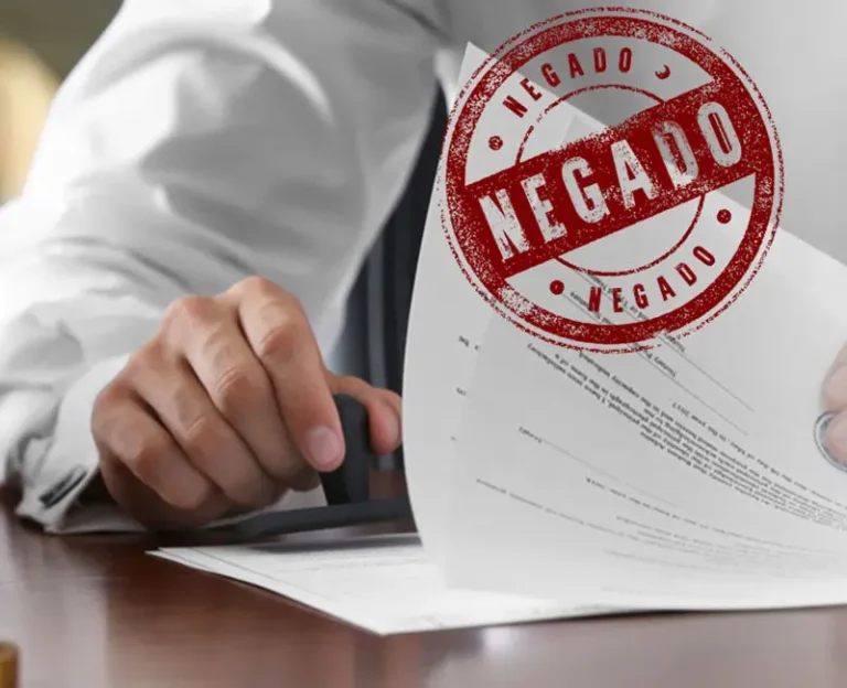 Documento de plano de saúde com carimbo vermelho NEGADO